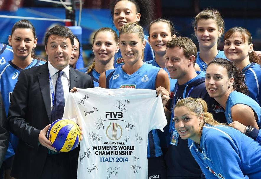 Il presidente del Consiglio Matteo Renzi riceve in dono una maglietta e un pallone con le firme delle giocatrici della Nazionale femminile di Volley dal capitano Francesca Piccinini (Ansa)